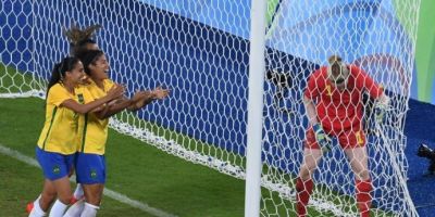 Brasil goleia Suécia e garante vaga nas quartas de final do futebol feminino