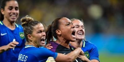 Bárbara brilha contra Austrália, defende dois pênaltis e coloca Brasil na semifinal