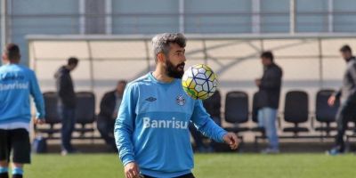 Douglas vê semelhanças entre Grêmio e Corinthians e espera retorno de gols