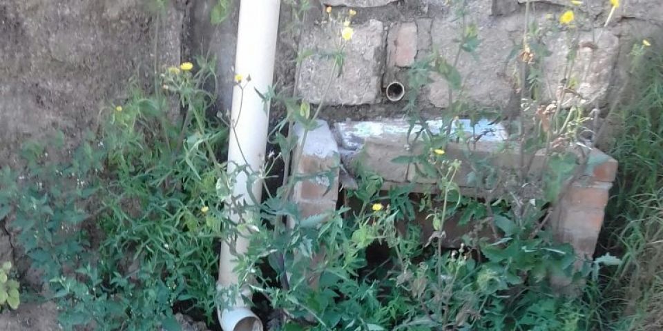 ESPAÇO DO LEITOR: moradora do bairro Santa Marta reclama de canos de esgoto quebrados em sua rua