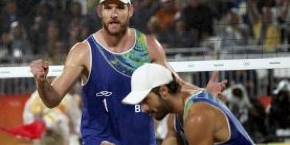 Alison e Bruno Schmidt vencem italianos e conquistam quinto ouro para o Brasil