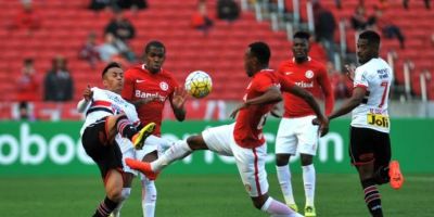 Valdívia perde pênalti e Inter empata com o São Paulo no Beira-Rio