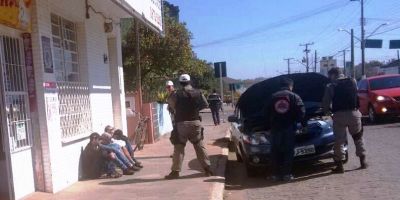 Quatro suspeitos em um Onix azul são abordados pela BM em Camaquã 