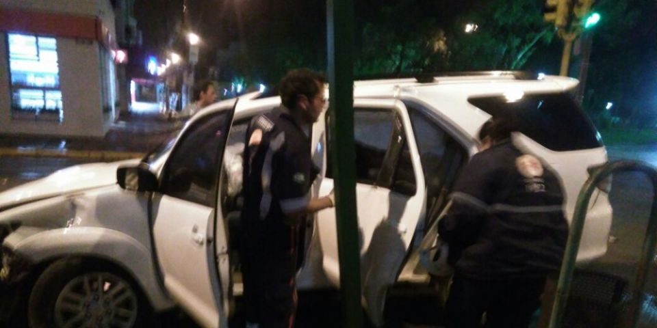 Motorista bate com o veículo na sinaleira do centro de Camaquã na madrugada deste sábado