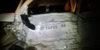 Acidente com veículo da Prefeitura de Tapes deixa ferido e carro capotado na BR-116