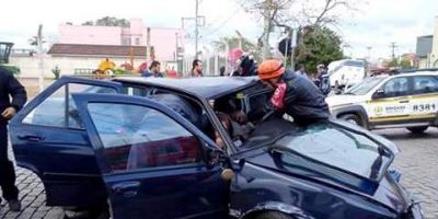 Carro se choca contra poste de concreto e deixa três pessoas feridas em Camaquã