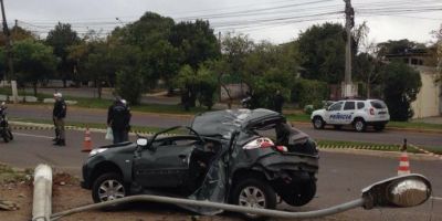 Duas pessoas morrem em choque de carro contra poste em Gravataí