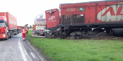 Acidente entre trem e caminhão causa vazamento de diesel na BR-392 em Pelotas