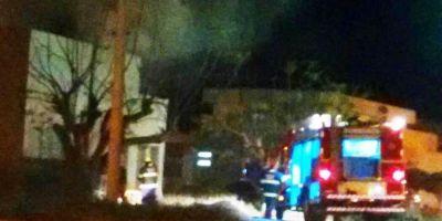 Incêndio em marcenaria mobiliza bombeiros na noite desta quinta em Camaquã