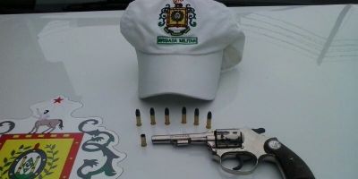 Camaquã - BM prende homem por porte ilegal de arma de fogo na Av. Antônio Duro