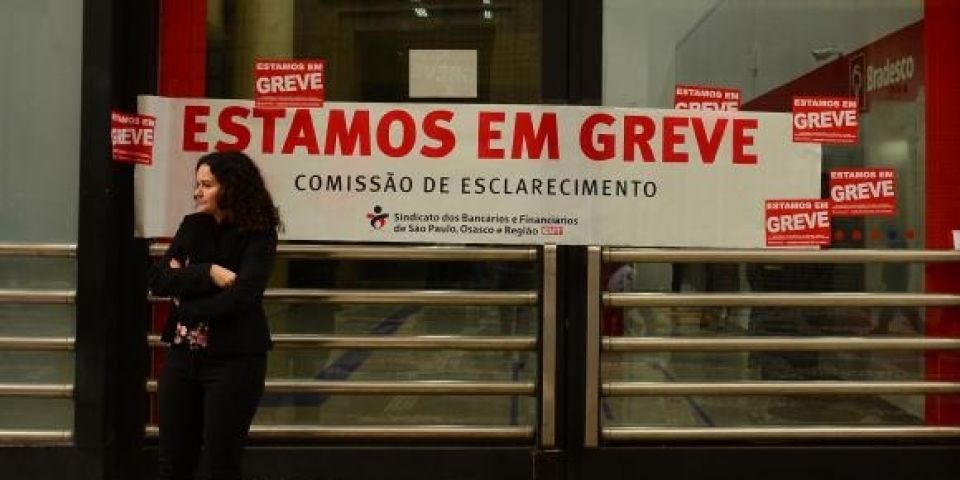 Sem nova proposta da Fenaban, bancários decidem manter greve