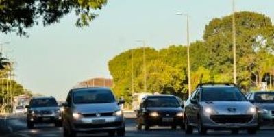 Justiça mantém suspensão de lei que obriga motoristas a acender farol em rodovia