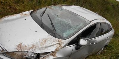 Camaquã - mulher perde o controle do carro e sai fora da rodovia. Acidente ocorreu na BR-116, no acesso sul da cidade