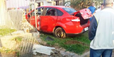 Menor no volante pratica manobra perigosa, foge da BM e bate em muro no bairro Olaria em Camaquã