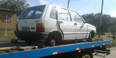 Carro parcialmente desmontado é encontrado no bairro Cônego Walter em Camaquã