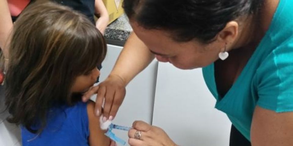 Começa hoje campanha para atualizar caderneta de vacinação