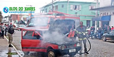 Camaquã - carro pega fogo na Rua luiza Maraninchi, no centro da cidade
