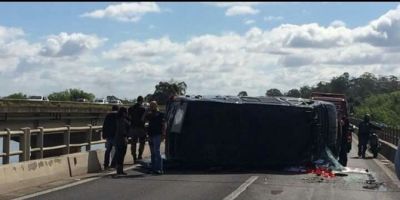 Viatura da Susepe capota na BR-290 na ponte do Guaíba