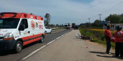 Casal fica gravemente ferido em acidente entre moto e caminhão na BR-116 em Camaquã