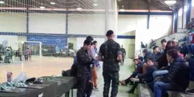 Jovens passam por inspeção de saúde no Ginásio de Esportes em Camaquã