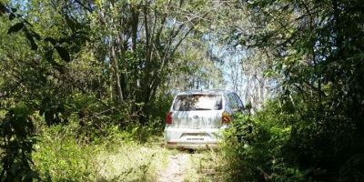 Carro furtado de garagem é localizado pela BM em local de difícil acesso em Camaquã