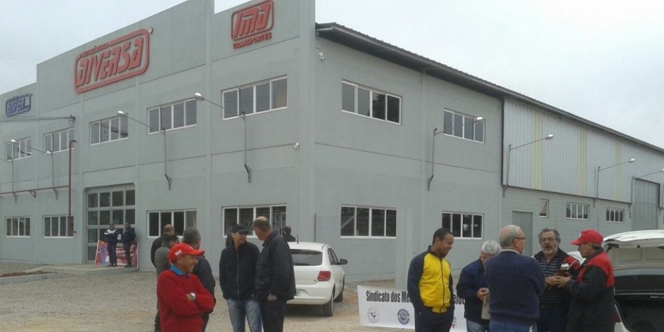 Com apoio de sindicatos, operários de metalúrgica realizam manifestação em Camaquã