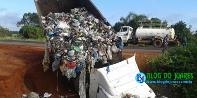 Tapes - caminhão com carga de material reciclável sai da pista na BR-116, Km 367