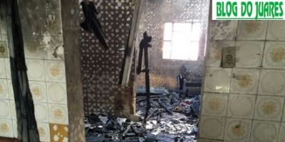 Casa é atingida por incêndio na tarde desta quinta em Camaquã