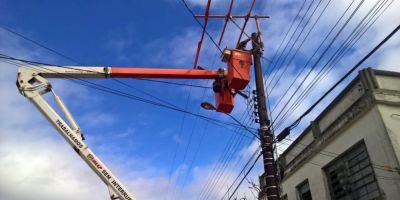 CEEE faz obra que reforça rede de energia ao novo prédio do centro de saúde de Camaquã