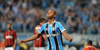 Grêmio vence o Atlético-PR e se aproxima do G6 do Brasileirão