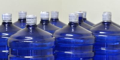 Vigilância determina recolhimento de água contaminada de mercados do RS