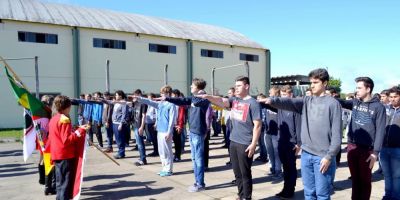 Jovens fazem juramento à Bandeira em Camaquã