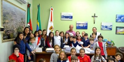 Prefeito recebe alunos do Colégio Contemporâneo em Camaquã