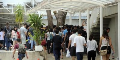 Simulados na internet e videoaulas ajudam estudantes que farão o Enem