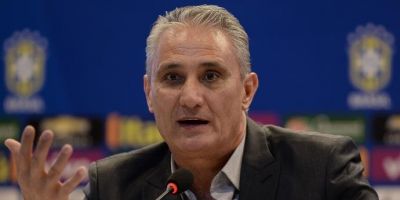 Tite convoca Seleção Brasileira com retorno de Douglas Costa