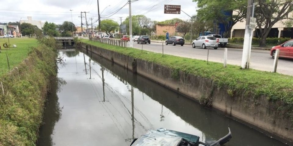 Três pessoas morrem e duas ficam feridas após carro cair em arroio em avenida de Pelotas