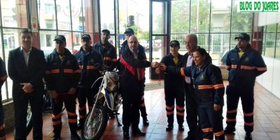Agentes de trânsito recebem duas motos para fiscalização em Camaquã