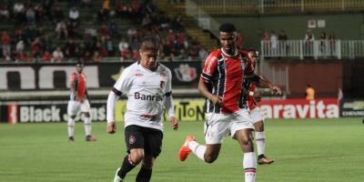 Brasil de Pelotas sai na frente, mas cede empate ao Joinville