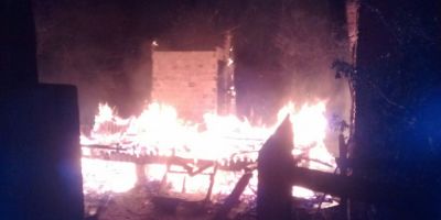  Incêndio destrói casa na Ilha, em Tapes