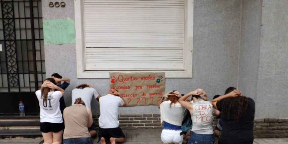 MATÉRIA COMPLETA COM FOTOS: ocupantes do IFSul de Camaquã realizam manifestação no centro da cidade 