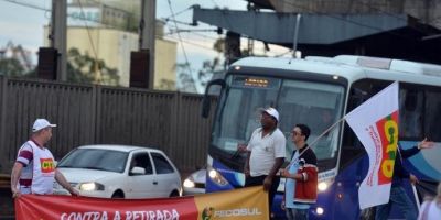 Protestos interrompem vias no dia de paralisações em Porto Alegre
