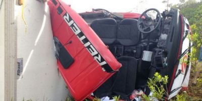 Acidente envolvendo caminhão e carreta deixa um ferido na BR-116, perto da esquina de Tapes