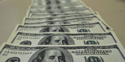 Dólar aproxima-se de R$ 3,45 e fecha no maior valor desde junho