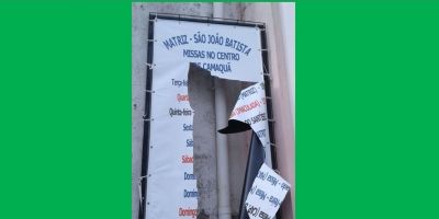 Vândalos rasgam banner com orientações em frente à igreja Matriz em Camaquã