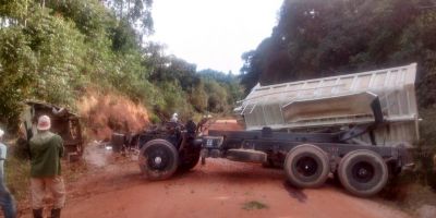 Mariana Pimental - caminhão tem a cabine arrancada após bater contra um poste