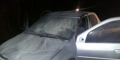 Bandidos roubam carro, assaltam posto de combustíveis e abandonam veículo usado no crime em Cristal