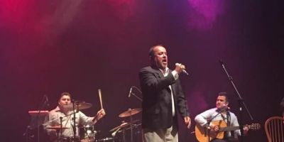 Manoel Camaquã dá show em apresentação de seus 50 anos de carreira