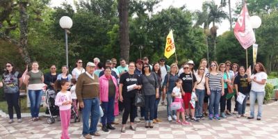 Educadores com apoio de outras categorias promovem ato na esquina democrática em Camaquã