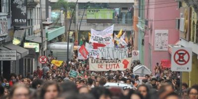 Multidão protesta contra governos Temer e Sartori em Porto Alegre