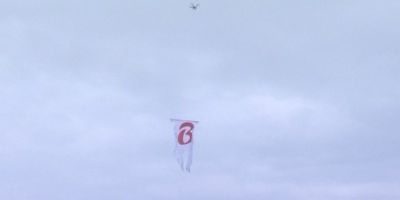 Torcedores quebram casa e carro achando que "drone da série B" partiu do local
